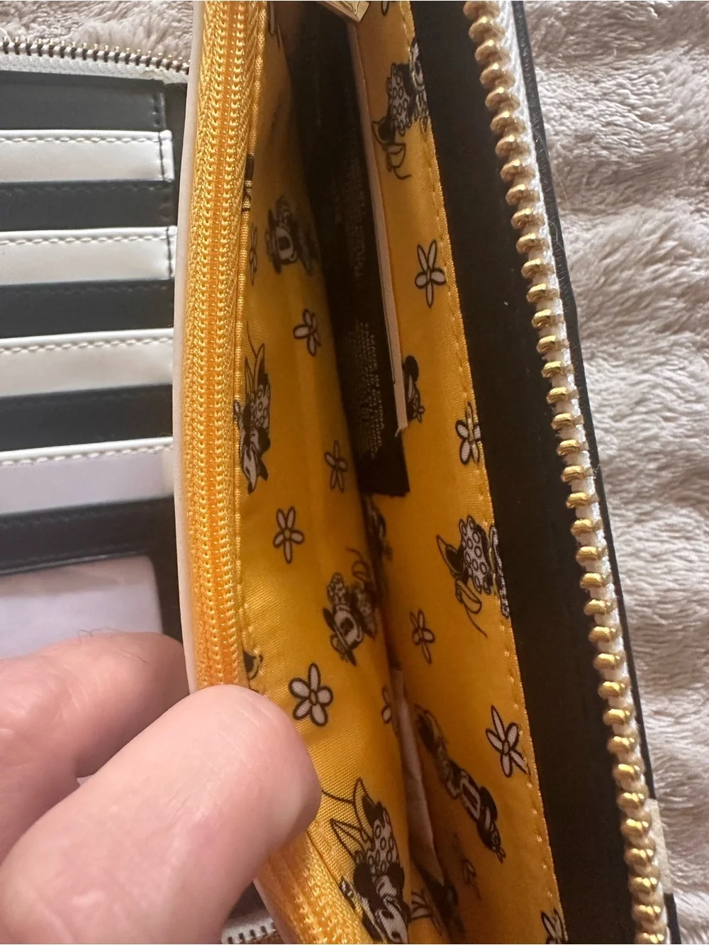 EUC Loungefly Minnie Mouse Daisy Zip Around Wallet Chrysanthemum Rare Beautiful